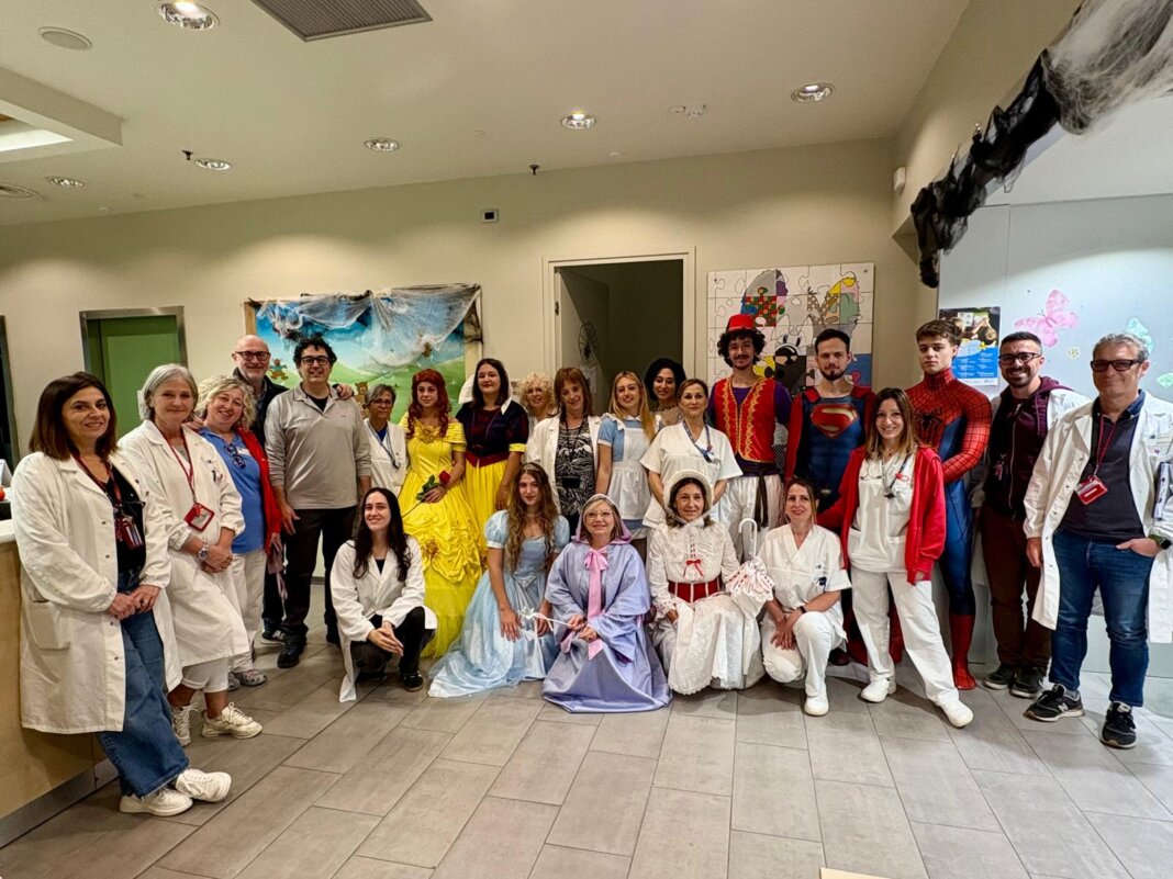 Un sorriso in pediatria con personaggi Disney e supereroi in visita al Santo Stefano