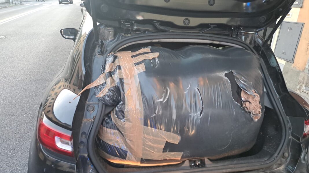 Buca il rosso per evitare il controllo: trasportava 120 chili di rifiuti tessili