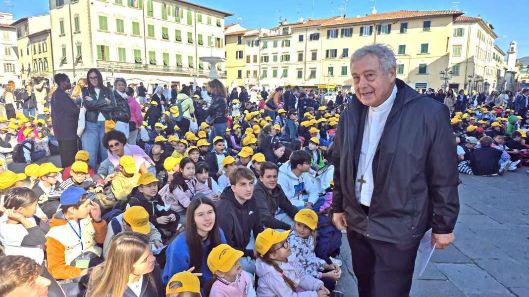 In piazza a Prato studenti e docenti delle scuole cattoliche. Il vescovo: 