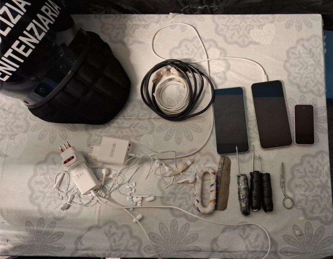 Cellulari, caricabatterie e armi improprie dietro le sbarre: tre arresti alla Dogaia