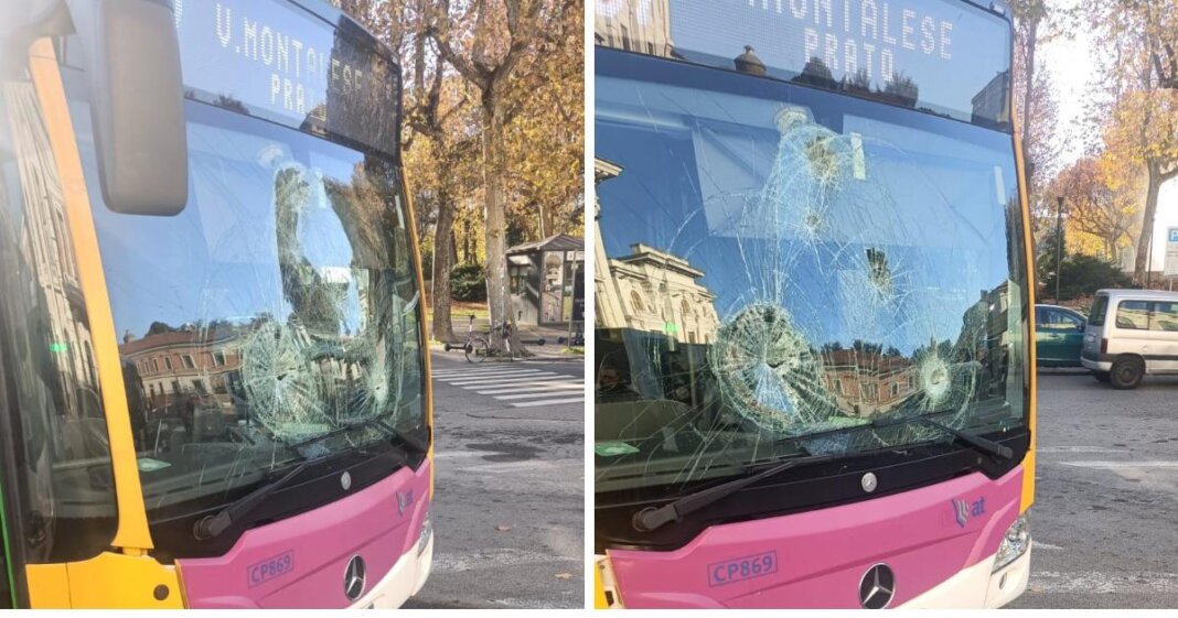 Uomo danneggia un autobus in stazione