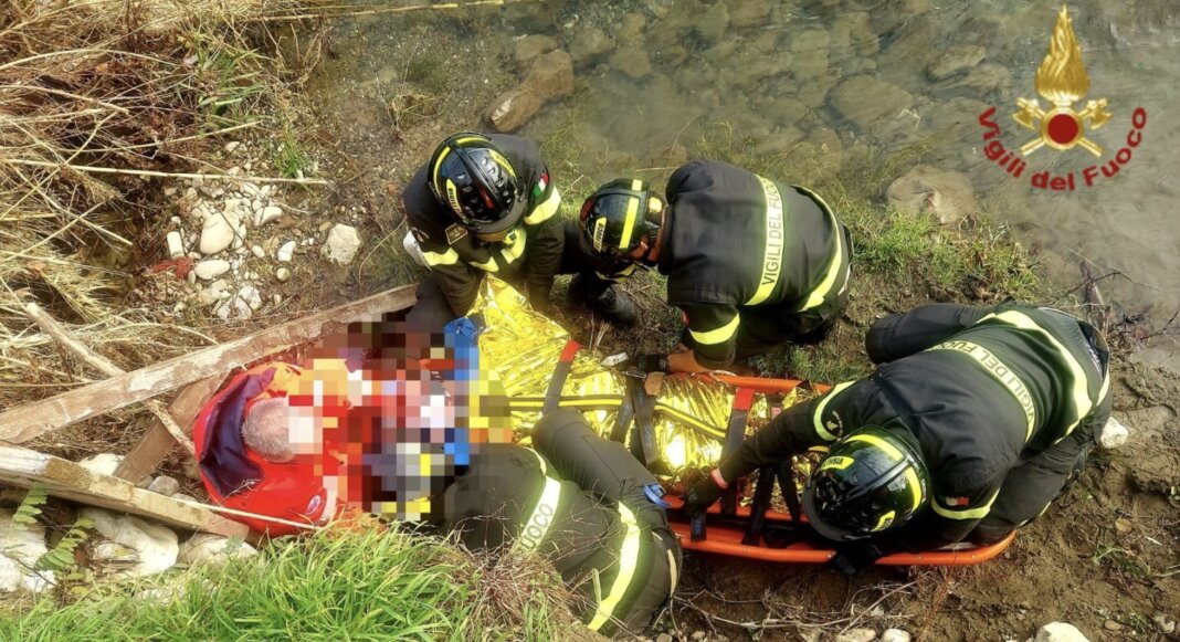 Cade su un sentiero lungo il Bisenzio: soccorso dai vigili del fuoco