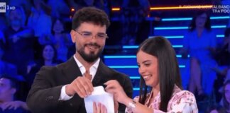 Affari Tuoi, primo gender reveal durante la puntata: Ylenia aspetta un maschietto