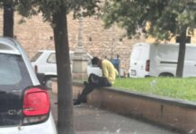 Rizzo (Fdi): “Famiglie segnalano un uomo che assume stupefacenti in piazza Cardinale Niccolò, davanti ai bambini. Il Comune intervenga”