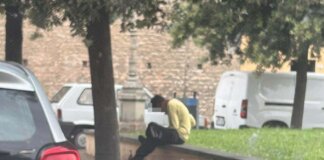 Rizzo (Fdi): “Famiglie segnalano un uomo che assume stupefacenti in piazza Cardinale Niccolò, davanti ai bambini. Il Comune intervenga”